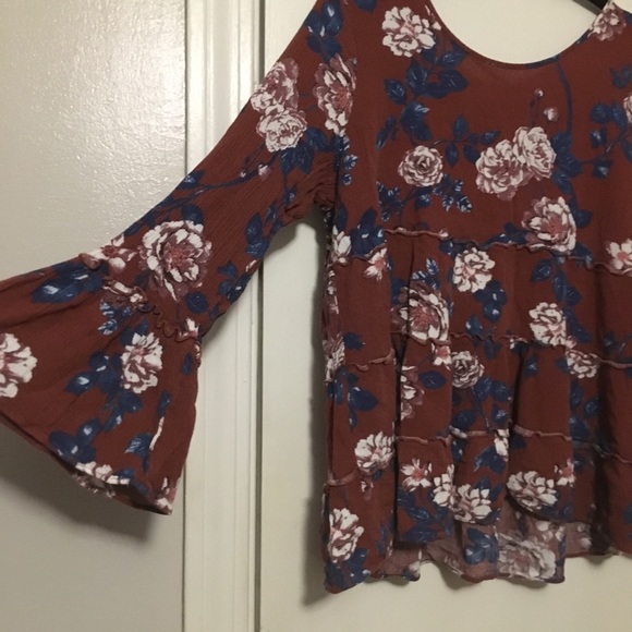 Cute floral top with bell sleeves - Picture 2 of 3